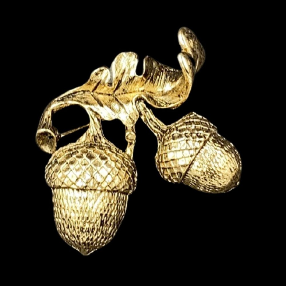 Elegant Vintage MMA Acorn Brooch